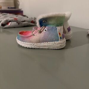 Hey dudes size 5 Colorful Kids Shoes with White Fur Lining